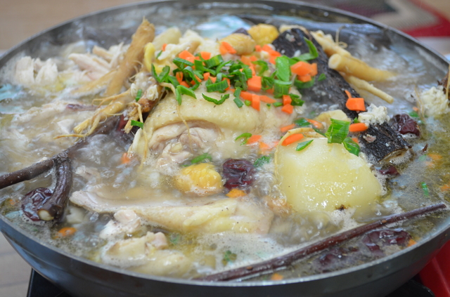 地鶏がたっぷり入ったペクスク45000ウォンは2～3人で食べるのにちょうどよい