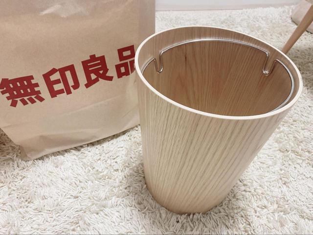 【無印良品　木製ごみ箱・袋止めワイヤー付 オーク材突板・丸型】価格は税込2,990円。スタイリッシュで機能的！