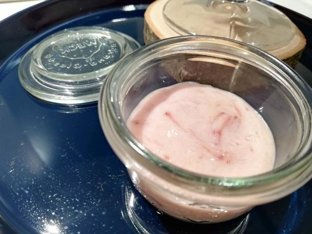 【堀内果実園】「いちご園」についてくるいちごのコンフィチュール入りの練乳。味変しながら最後までおいしく食べきれる