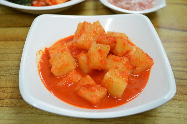 白いスープ系の食べ物には欠かせないカクトゥギ（大根の角切りキムチ）