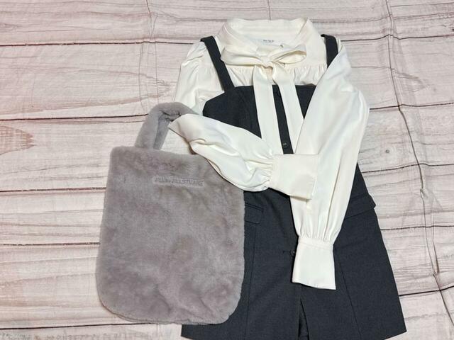 クラシカルなコーデに合わせてもかわいい！【JILL by JILL STUART限定付録 ショルダーストラップつきふわもこファートート】 