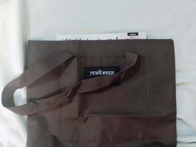 雑誌を縦に入れると、少しはみ出る