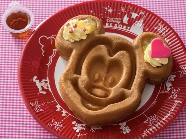ミッキーワッフル、レモン＆チーズホイップとメイプルソース付き 800円｜東京ディズニーランド「ディズニー・パルパルーザ“ミニーのファンダーランド”」スペシャルメニュー｜東京ディズニーリゾート40周年“ドリームゴーラウンド”｜発売期間：2023年12月26日（火）〜2024年3月31日（日）｜販売店舗：東京ディズニーランド「グレートアメリカン・ワッフルカンパニー」