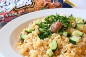 【冷凍炒飯アレンジレシピ「きゅうりと梅のさっぱり炒飯」】ペーストがない方は、梅干しを刻んだり潰したりして加えても◎