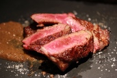 国産ロースステーキ 淡路玉ねぎと山椒のソース