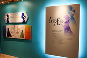 映画『アナと雪の女王』の展示　©Disney