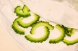 【ゴーヤの冷凍保存方法】ゆでたゴーヤはキッチンペーパーで余分な水分をふきとります。
