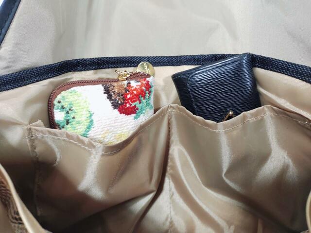 仕分けポケットには、キーケースなどが入る