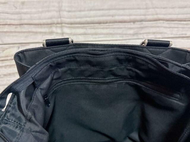 内側にもポケット付き!背面側にファスナーポケットが1つついています