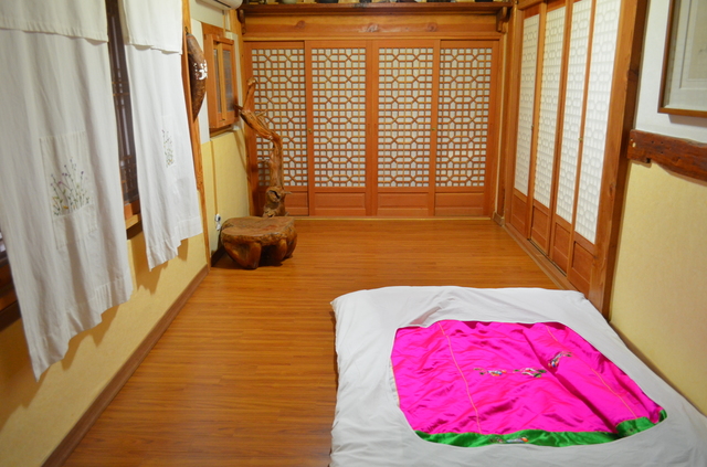 全州の観光拠点・韓屋マウルでよく見かけるタイプの韓式民泊の客室。床はオンドルでぽかぽか。熟睡できる。1室1泊50000ウォンくらいから