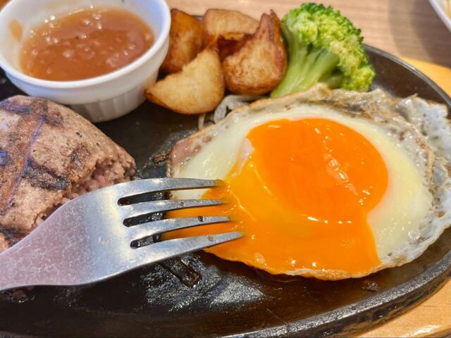 【ビッグボーイ 大俵ハンバーグ＆フライエッグ（サラダバー・スープバー付）】フライエッグは絶妙な半熟加減で、黄身をハンバーグに絡めるとさらにおいしい！
