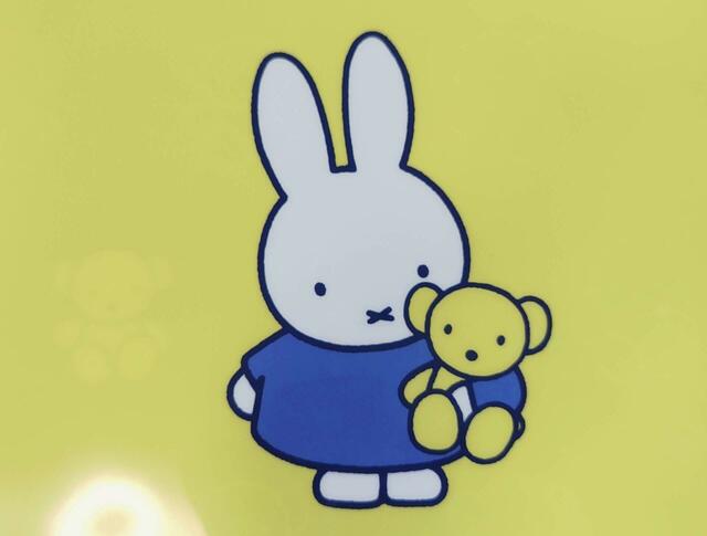 くまのぬいぐるみを抱いたミッフィーがキュート