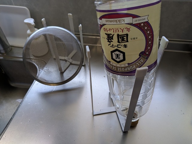 【山崎実業 tower　ポリ袋エコホルダー】掛けるものに合わせてホルダーの幅を調節できるのが便利！