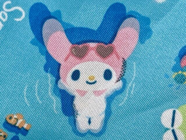 マイメロはハートのサングラスを着用。伸びをしたポーズがかわいい〜!