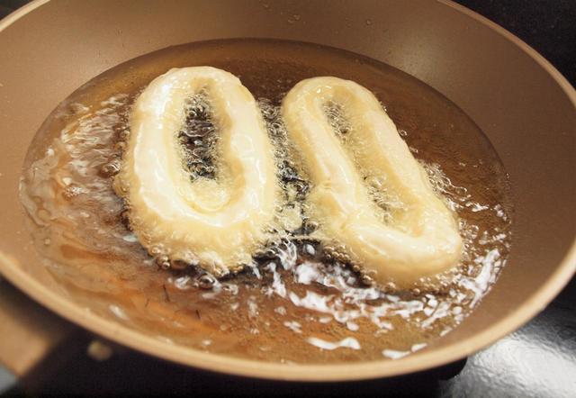 １７０℃の油できつね色になるまで揚げる。生地が柔らかいのでサッと油に入れるのがコツ