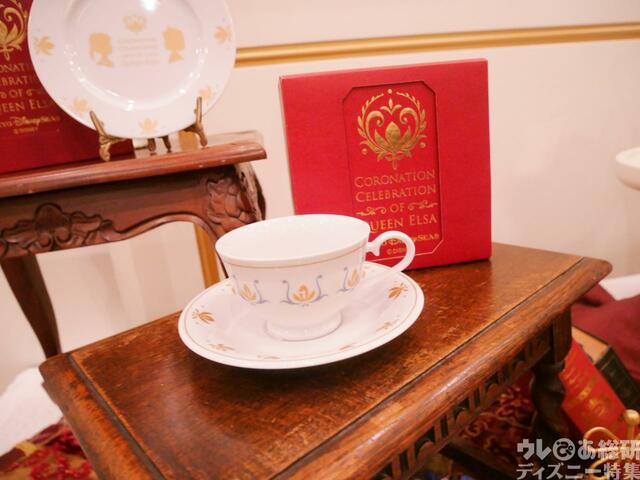 カップ＆ソーサー 3,800円｜「アナとエルサのフローズンジャーニー」をテーマにしたグッズ｜東京ディズニーシー新テーマポート「ファンタジースプリングス」｜販売店舗：東京ディズニーシー「エンポーリオ」｜発売日：2024年5月28日（火）