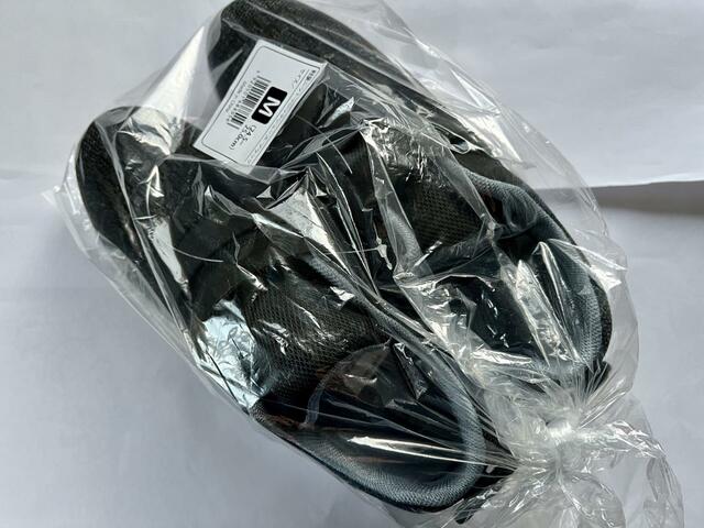 【コメリ 軽量ニットマジックシューズ】箱の中で袋に入れてくれていたので特に汚れなどもなく安心