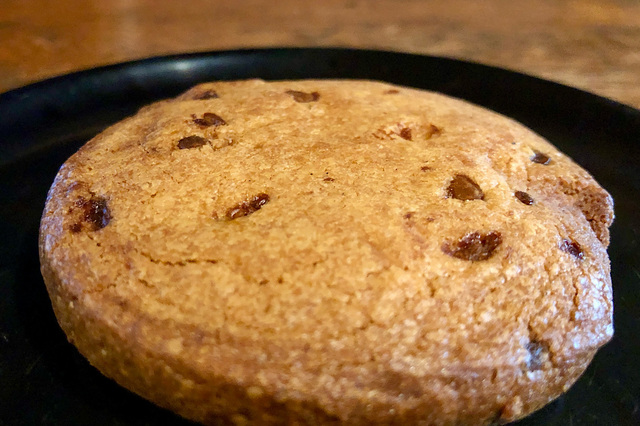 【シャトレーゼ バニラキャラメルクッキー】表面のしっとりさ&チョコチップがいいアクセントに