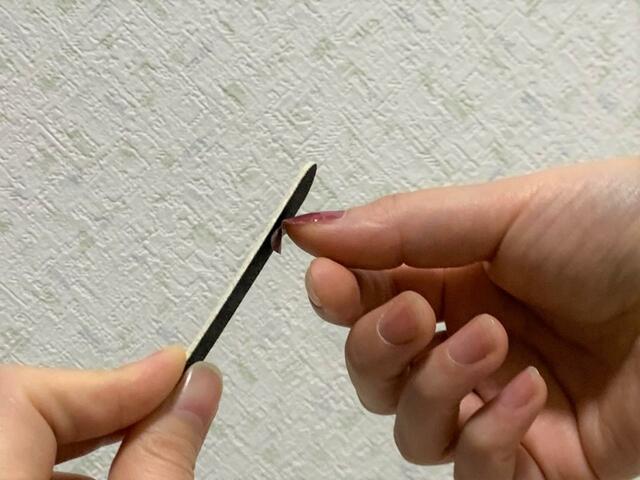 【ワッツ（Watts）】「ジェルネイルシール ワンカラーB／レッド」ネイルファイルで削ります