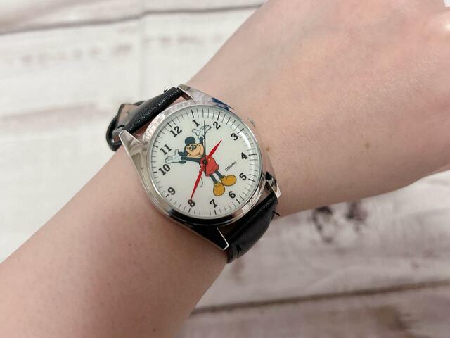 レッドの時針と分針、目盛り付きのフェイスで見やすさも◎