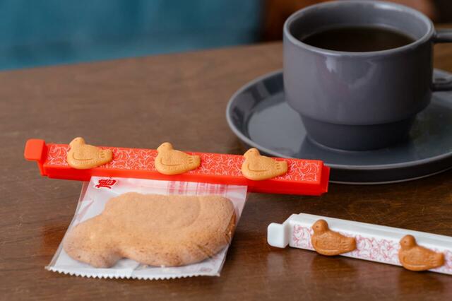 「袋留めクリップ（赤・白）」＜期間：2025年8月10日＞【【8月10日は鳩の日】鳩サブレーがモチーフになった「袋留めクリップ」＆「ジッパーバッグ」のセットが“鳩の日限定”で販売！】