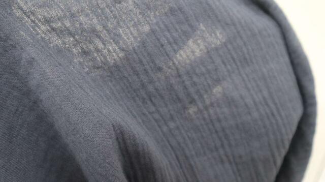 【無印良品 楊柳ガーゼ 五分袖ワンピース】裏から光を当てると少し透けますが、日常生活では透けないので一枚でも着られます◎