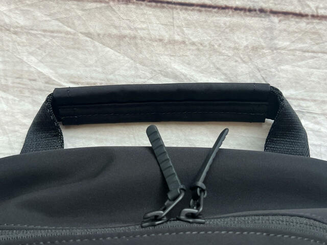 バックパック上部にはハンドル付き