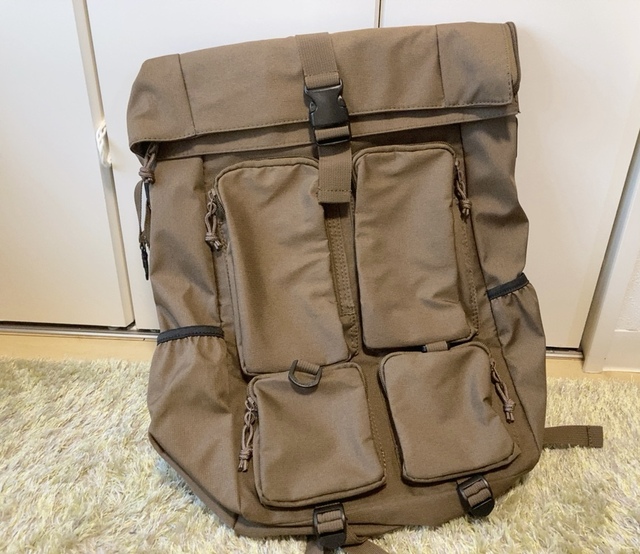 【ワークマン ジョイントバックパック】上部はバックルで固定。荷物が多い時は外してロールせず使用することで、収納力をさらに高めることが可能!