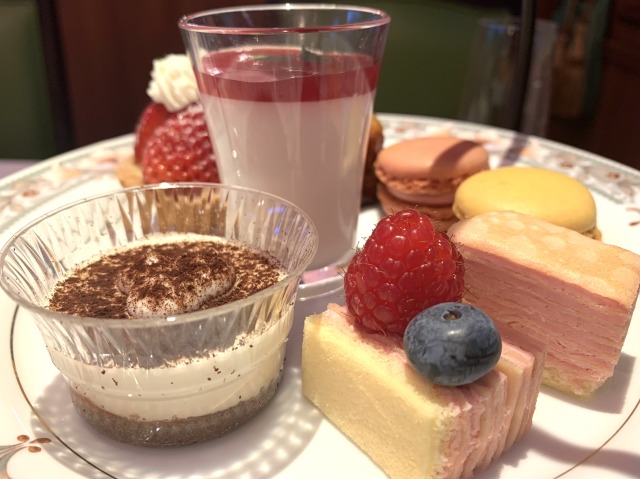 スイーツはいちごが多めで春らしい内容になっていた