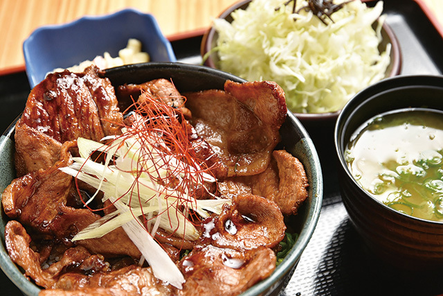 ブビタミン 新宿西口ハルク店　特製タレ仕立て豚丼 920円（味噌汁・キャベツ・小鉢付　秘伝の醤油ダレに山椒を効かせた、ボリュームたっぷりの丼。キャベツ、味噌汁はおかわり無料。