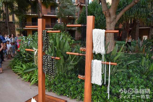 男性女性ともにレイを受け取れます。ただし、これはVIP席限定。 撮影 / 筆者