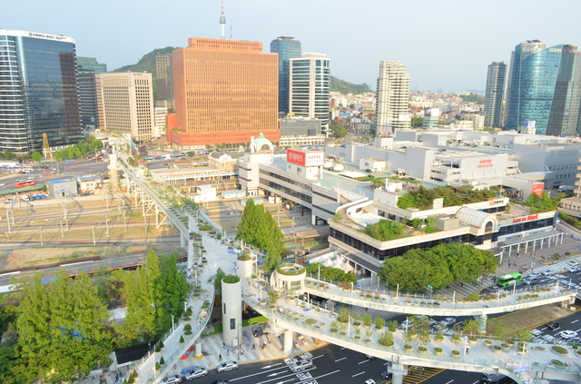 旧ソウル駅舎の西側、万里洞方向から見たソウル路（歩行者専用遊歩道）