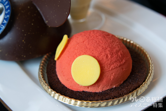 “ハイピリオン・ラウンジ スペシャルケーキセット”ティラミス 1,700円｜ディズニーアンバサダーホテル「ハイピリオン・ラウンジ」