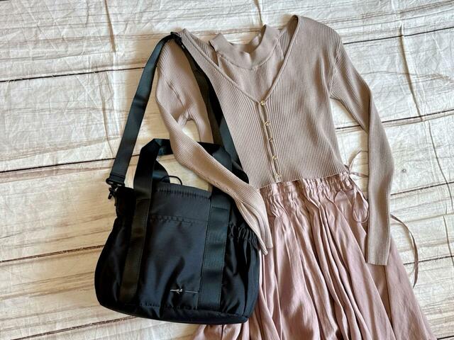 フェミニンなロングドレスには、肩がけで持つとおしゃれ♪