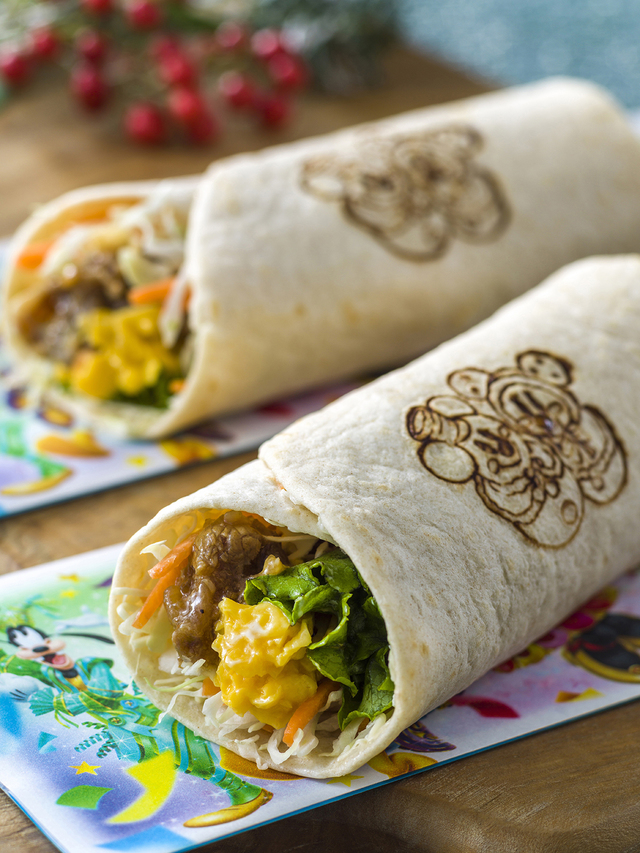 ラップサンド（焼肉＆エッグ） 500円｜東京ディズニーランド「フードブース（アドベンチャーランド側）」｜東京ディズニーリゾート「ディズニー・クリスマス」