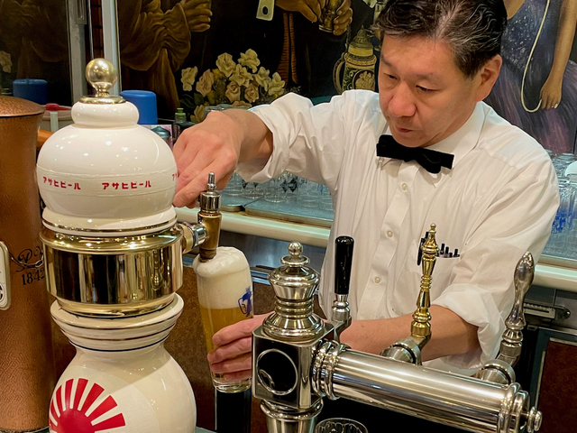 【ランチョン】ビールを注ぐ４代目店主の鈴木寛さん