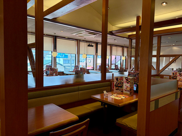 【和食さと】店内は落ち着いた雰囲気で個室もあります