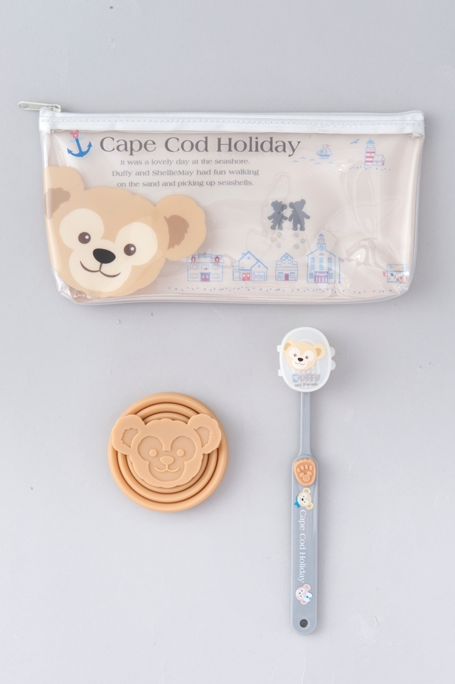 普段使いにダッフィーを＋｜歯ブラシコップ付 ¥1,500 ※サイズ：（ケース）たて約11×よこ約22cm（歯ブラシ）長さ約16cm（コップ）直径約7×高さ約6.5cm｜ダッフィー新グッズ「Cape Cod Holiday」シリーズ｜東京ディズニーシー