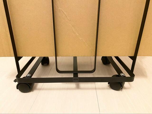 【山崎実業 tower ダンボールストッカー】底に隙間があり結束が楽にできる