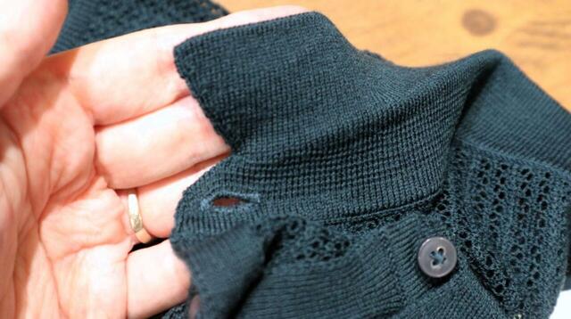 【ユニクロ レースニットワンピース】小さめの襟付き。バンドカラーに近い印象です