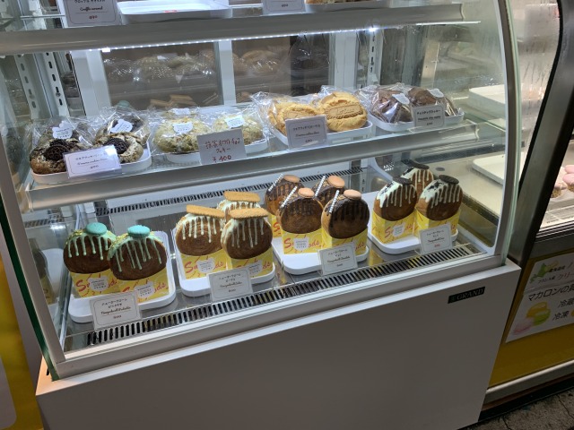 話題のニューヨークロールやマカロンのお店もありました