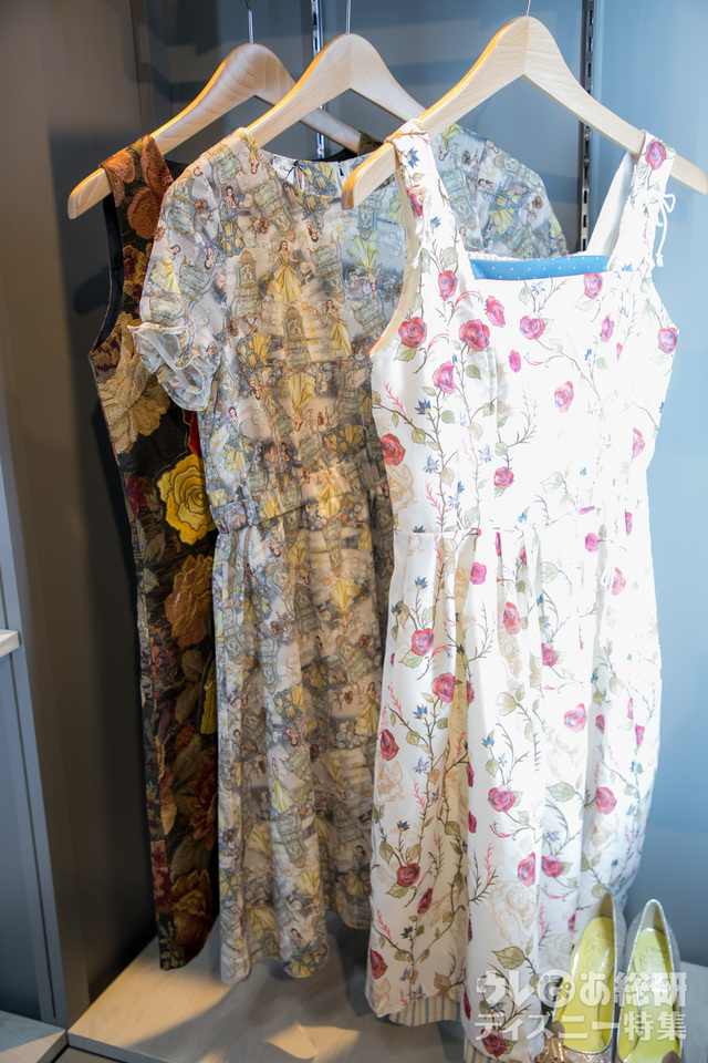 写真一番右のワンピース※写真奥のワンピースは他ブランドの商品です