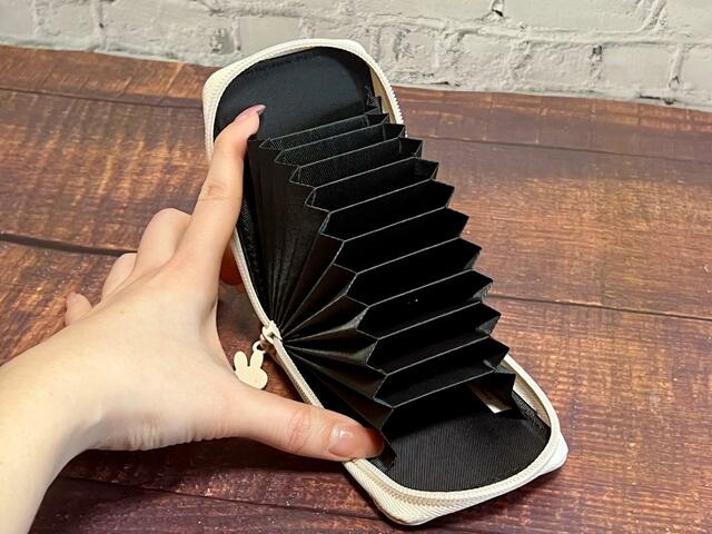 【sweet（スウィート）4月号：付録 ミッフィーのじゃばらカードケース】内側のポケットは12ポケット！ガバッと開くのもうれしい♪