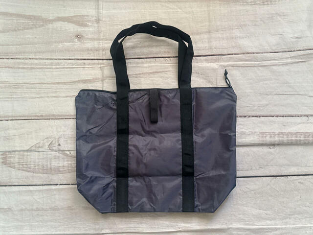 バックにはゴムバンド付き