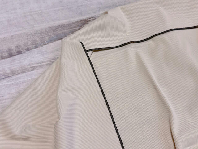 縁にメロウフリルがあしらわれている大人かわいいデザイン