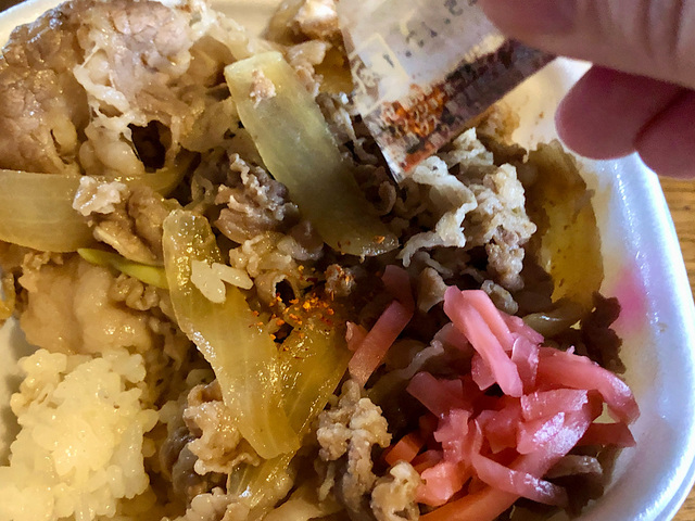 【すき家　牛丼おしんこランチセット】途中で七味をかけて味変を楽しみます