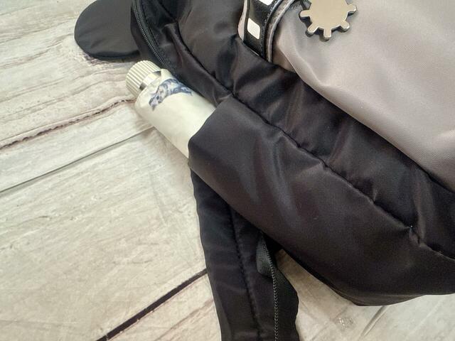 サイドポケットには小型の折り畳み傘も収納可能です