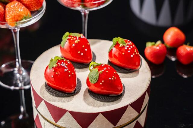 「ストロベリームース」<期間:2026年1月9日~3月8日>【【ヒルトン名古屋】ホテルメイドのストロベリースイーツが並ぶ♪甘美な“ストロベリースイーツビュッフェ”開催!】