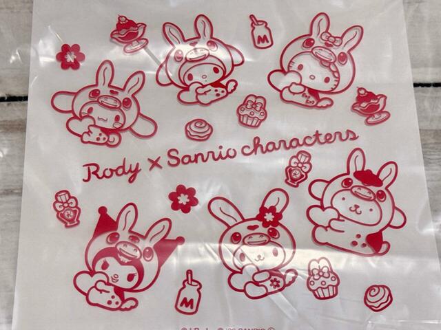 ロディの着ぐるみを着たキャラクターたちがハートをぎゅっと抱いている姿がなんとも愛らしい♪