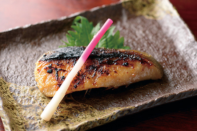 栄寿司 総本店（千歳烏山） 銀ダラ西京焼 864円 脂ののった銀ダラをじっくりと火入れし、水気を飛ばすことなくふっくらと焼き上げる。